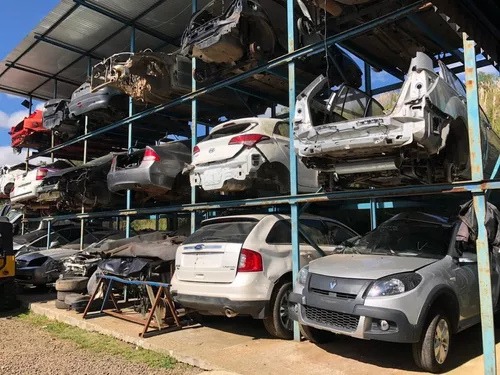 Veiculos desmontados em prateleiras